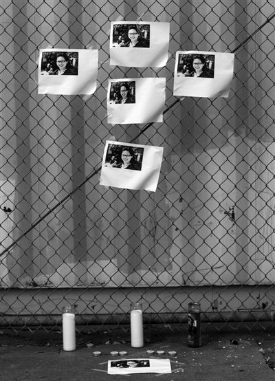 21日，美國洛杉磯，華裔女孩藍可兒遇害案件曝光后，一些人在塞西爾酒店附近擺放藍可兒的照片和蠟燭，紀念藍可兒。