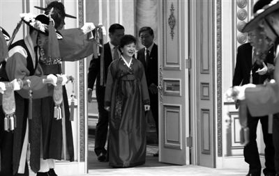 2月25日，韓國首爾，韓國首位女總統(tǒng)樸槿惠身著傳統(tǒng)韓服出席晚宴。