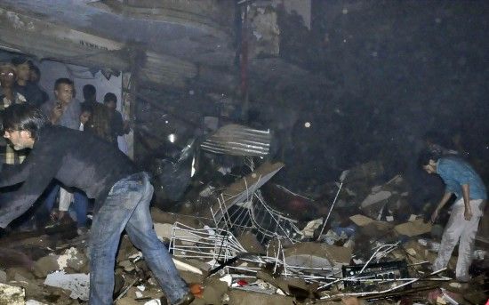 3月3日，在巴基斯坦南部城市卡拉奇，救援人員在爆炸現(xiàn)場工作。