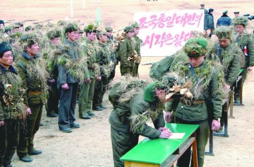 朝鮮中央通訊社13日公布的照片顯示，朝鮮工農(nóng)赤衛(wèi)隊員正在進(jìn)行“戰(zhàn)前訓(xùn)練”。