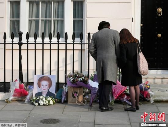 當(dāng)?shù)貢r(shí)間2013年4月8日，英國倫敦，民眾在英國前首相撒切爾夫人位于倫敦的住所前進(jìn)行悼念活動(dòng)。