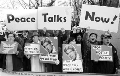 4月12日，韓國(guó)示威者在該國(guó)國(guó)防部前手持克里畫像，反對(duì)韓美軍演，要求克里前往朝鮮尋求和平談判。