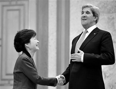 4月12日，韓國(guó)總統(tǒng)樸槿惠（左）與美國(guó)國(guó)務(wù)卿克里會(huì)面。