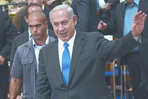 經(jīng)以總理內塔尼亞胡主持的內閣秘密會議決定，以空軍接連對敘利亞多處目標實施空襲。圖為內塔尼亞胡5日出席內閣會議。