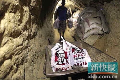 巴勒斯坦加沙地區(qū)通過(guò)走私地道運(yùn)入肯德基等