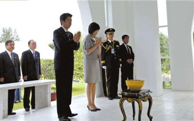 25日，緬甸仰光，安倍偕妻子參拜“二戰(zhàn)陣亡日軍墓”。圖/CFP