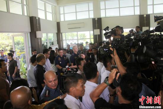 　　6月1日，菲律賓內政部長羅哈斯在菲國家警察部隊司令普里斯馬等人陪同下召開記者會，介紹環(huán)球城公寓樓