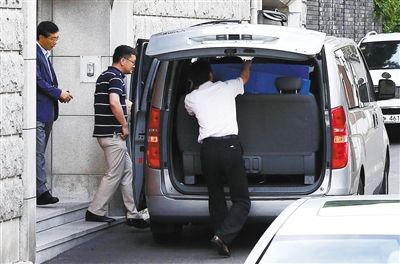 16日,為追征前總統(tǒng)全斗煥的非法資金,韓國檢察廳搜查其住宅和家族企業(yè)。