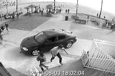 監(jiān)控錄像截屏圖：3日，美國洛杉磯市，一輛汽車沖進(jìn)威尼斯海灘棧道上的人群。圖/東方IC