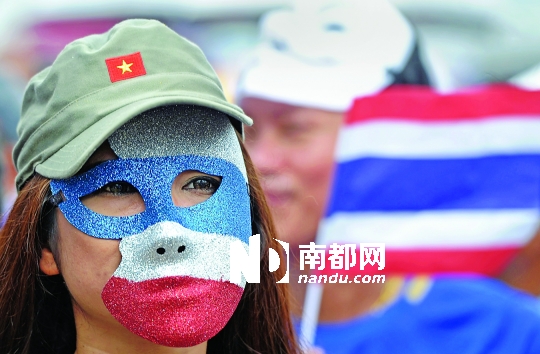 4日，一名泰國反政府人士頭戴面具在首都曼谷參加集會。