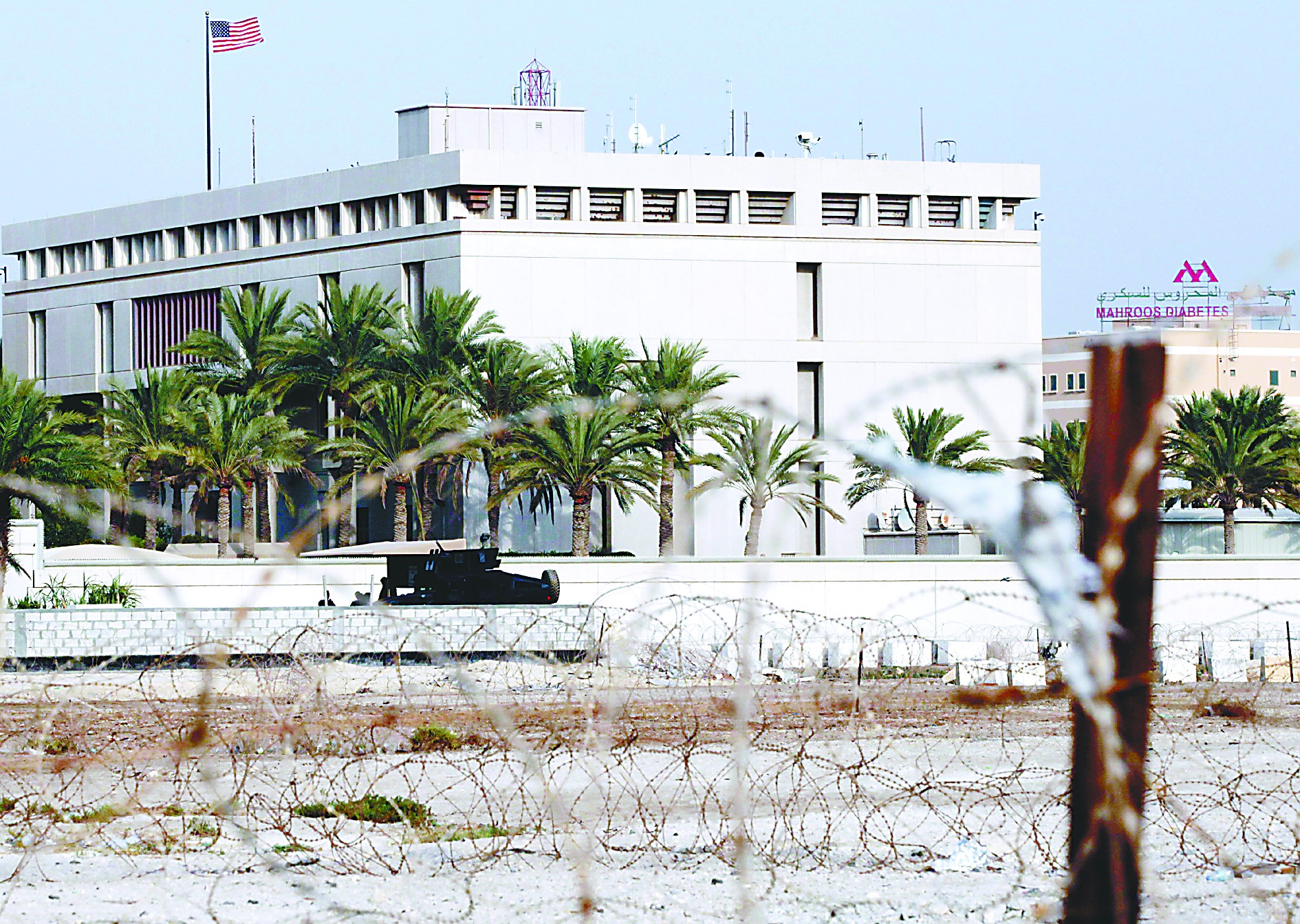 當(dāng)?shù)貢r間4日，在也門首都薩那，安全人員在通往美國大使館的路上設(shè)置檢查站檢查過往車輛。