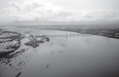 據(jù)目前估計，俄遠東地區(qū)因洪災造成的損失超過100億盧布。