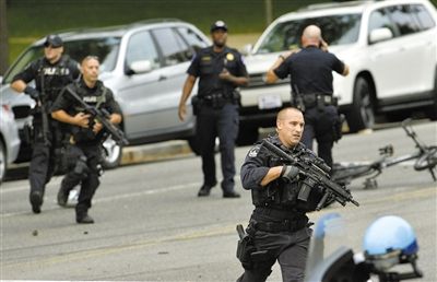 3日,案發(fā)現(xiàn)場,持槍警察在奔跑。