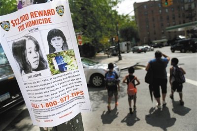 2013年7月23日，貼在紐約街頭的征詢線索傳單，這天是“希望寶寶”被發(fā)現(xiàn)遇害的日子，每年這天警方都