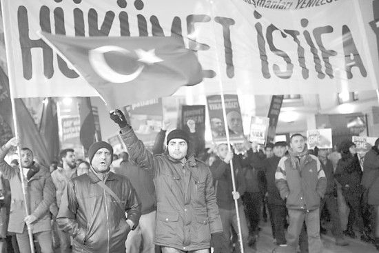 　土耳其民眾25日抗議政府貪腐行為。