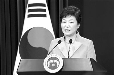 1月6日，韓國(guó)總統(tǒng)樸槿惠在首爾總統(tǒng)府青瓦臺(tái)舉行的新年記者會(huì)上發(fā)言。新華社發(fā)