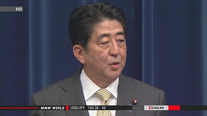 日本首相安倍晉三出發(fā)前往瑞士前接受記者采訪。
