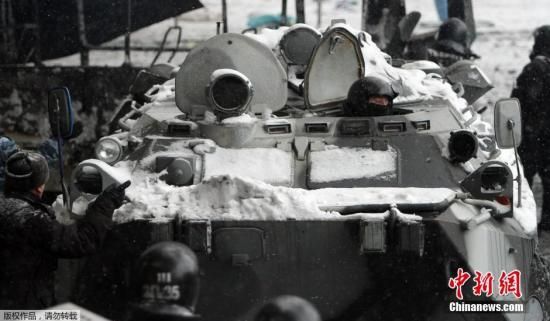 圖為烏克蘭警方派出裝甲車(chē)駛向抗議人群。