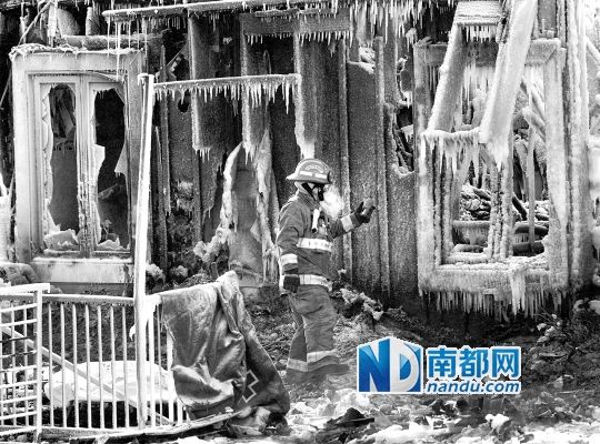 消防員用蒸汽機(jī)融化救火后殘留的冰層，尋找遇難者遺