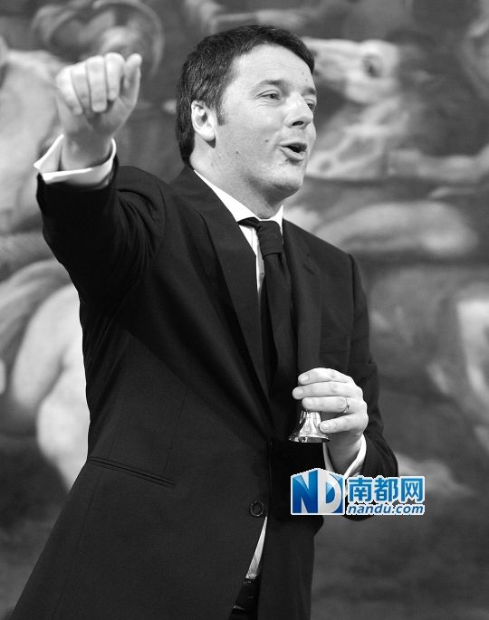 2月22日，在意大利羅馬總理府，新任總理馬泰奧·倫齊搖鈴象征正式行使總理權(quán)力。