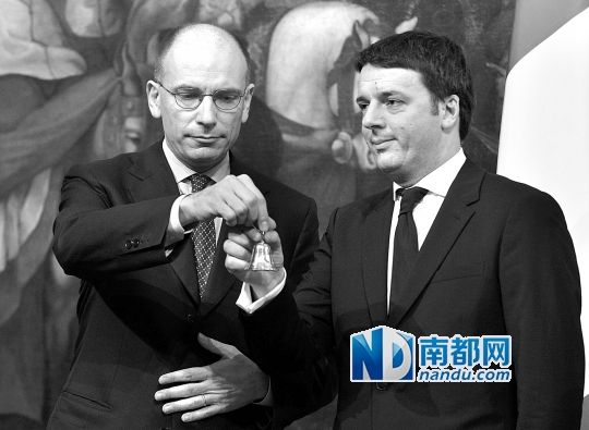 2月22日，在意大利羅馬總理府，新任總理馬泰奧·倫齊(右)與前任總理恩里科·萊塔舉行交接儀式。