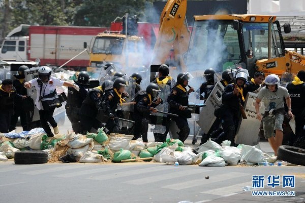 當?shù)貢r間2月18日，泰國曼谷警方與示威者發(fā)生沖突。