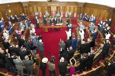 29日，倫敦，一對(duì)同性伴侶舉行結(jié)婚儀式。