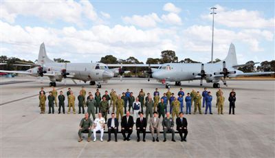 4月29日，參與搜尋馬航失聯(lián)客機的多國軍人和軍機在珀斯皮爾斯空軍基地合影。5月1日，馬航宣布搜尋進入新階段，重點將借助不同技術(shù)擴大海底搜尋。