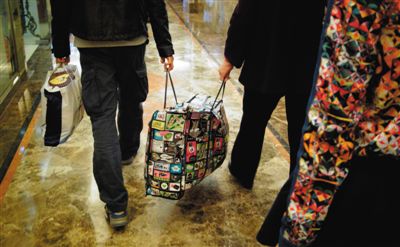 5月2日，馬航乘客家屬離開麗都飯店。當日，麗都飯店二層家屬區(qū)正式關(guān)閉，大部分家屬返鄉(xiāng)。