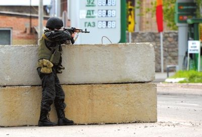 　5日，在烏東部城市斯拉維揚(yáng)斯克附近，一名烏克蘭士兵守衛(wèi)一處檢查站。