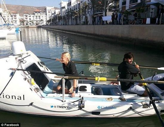 男女主角與他們的“小伙伴”，名叫“馬迪巴精神”的皮劃艇。