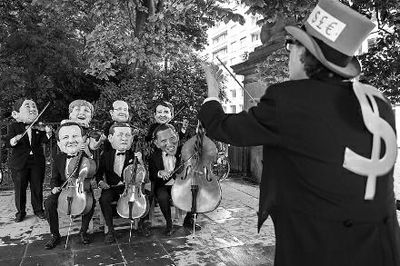 4日在布魯塞爾，非政府組織『樂施會』成員戴著七國首腦面具演奏名曲《錢錢》，批評七國政策導(dǎo)致全球貧富差