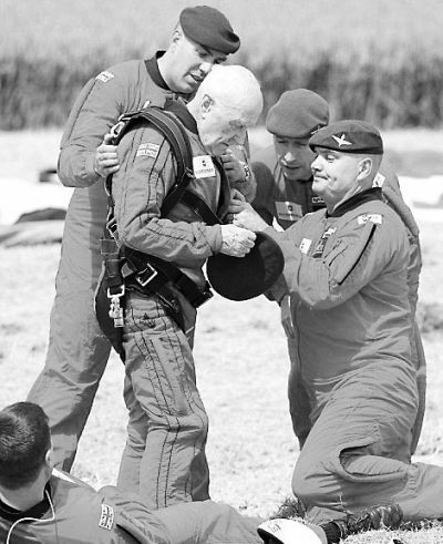 89歲的赫頓再次于70年前同一地點(diǎn)參加雙人跳傘。