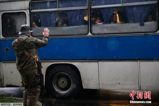 烏克蘭頓涅茨克，烏克蘭政府軍對當地持續(xù)炮擊，民眾為躲避戰(zhàn)火，紛紛登上列車離開。