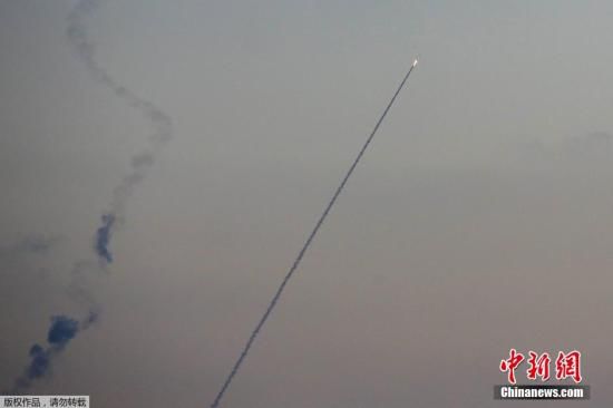 當(dāng)?shù)貢r(shí)間2014年7月13日，以色列斯德洛特，從加沙地帶飛往以色列境內(nèi)的導(dǎo)彈劃破夜空。