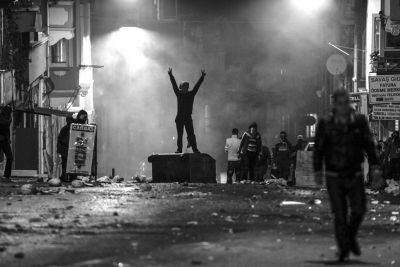 　10月8日，在土耳其伊斯坦布爾，同情難民遭遇的庫爾德人進行游行示威，指責(zé)政府應(yīng)對“伊斯蘭國”武裝不