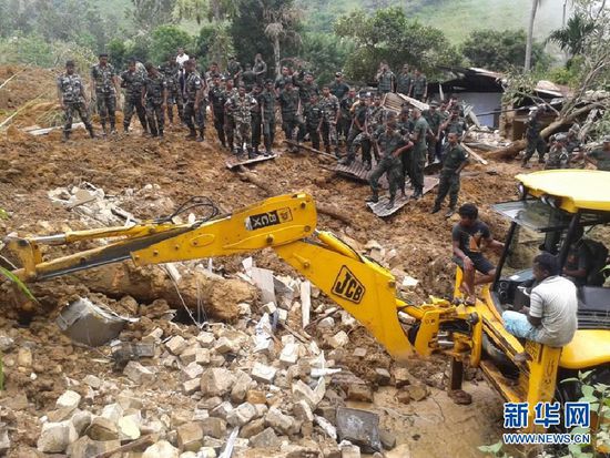 　10月29日，斯里蘭卡救援部隊抵達山體滑坡災(zāi)區(qū)展開救援。