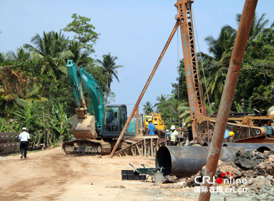 　斯里蘭卡南部鐵路項目施工現(xiàn)場。一臺打樁機正在進行鐵路橋橋墩作業(yè)。(攝影：孫洋)