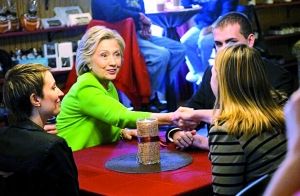 在宣傳片中，希拉里熱情地與三名“普通美國(guó)人”交談。