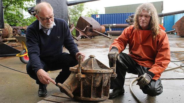 丹麥潛水員安德森（左）展示其打撈上來(lái)的U-78潛艇殘骸。