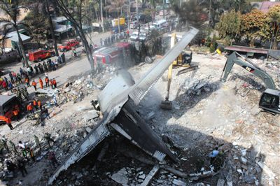 7月1日，搜救人員在印尼軍機(jī)墜毀現(xiàn)場(chǎng)進(jìn)行搜救和清理工作。