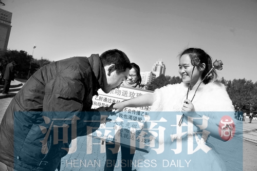 　一名男士上前，準備親吻女孩的手