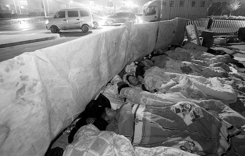 在寒冷的冬夜，為了能省點錢，方便接活，民工們?nèi)运跇蛳隆? complete=