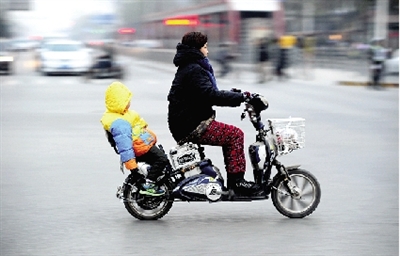 昨日下午，隴海西路桐柏路口，紅燈亮起的瞬間一輛電動車闖過路口。