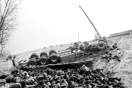 　一輛貨車沖開護欄翻下高速，輪胎散落一旁