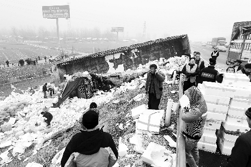 　京港澳高速長葛段，又一輛拉蔬菜的車翻在路邊