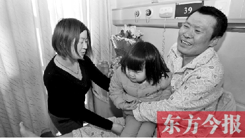李剛患骨肉瘤急需手術(shù)，最放心不下的就是他的妻子、女兒
