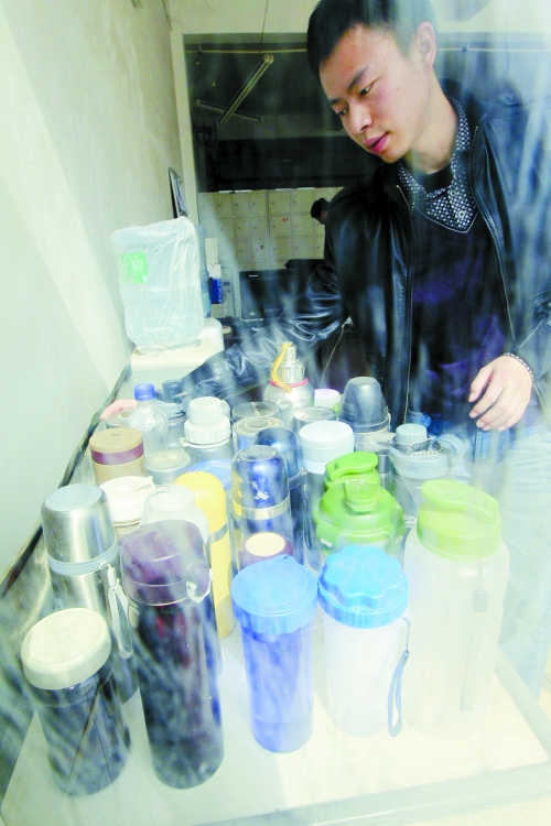 怕堵在路上，公交司機不敢喝水，把杯子放在了調(diào)度室