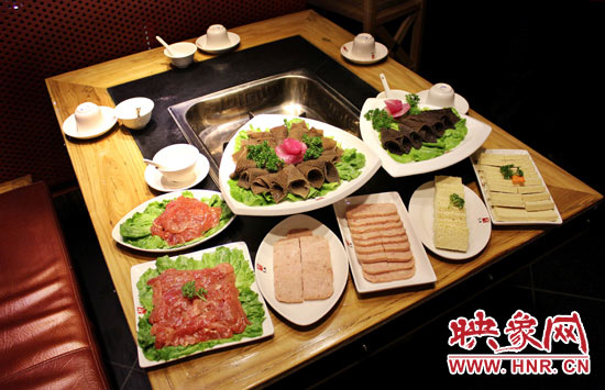 巴奴毛肚火鍋主打的就是半份的菜品。例如這個(gè)巴奴毛肚，整份的是42元，而半份只要21元，既便宜又實(shí)惠。