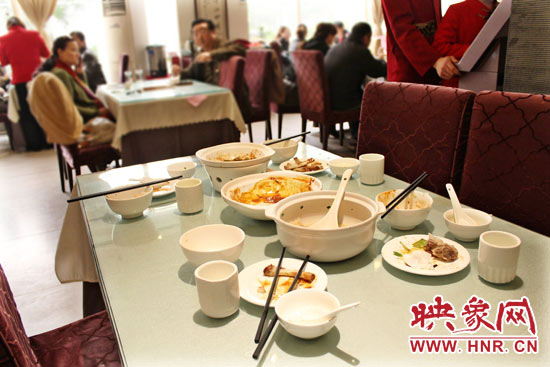 3月22日，阿五美食英協(xié)路店幾位顧客用完餐后，盤子里的食物所剩無幾。